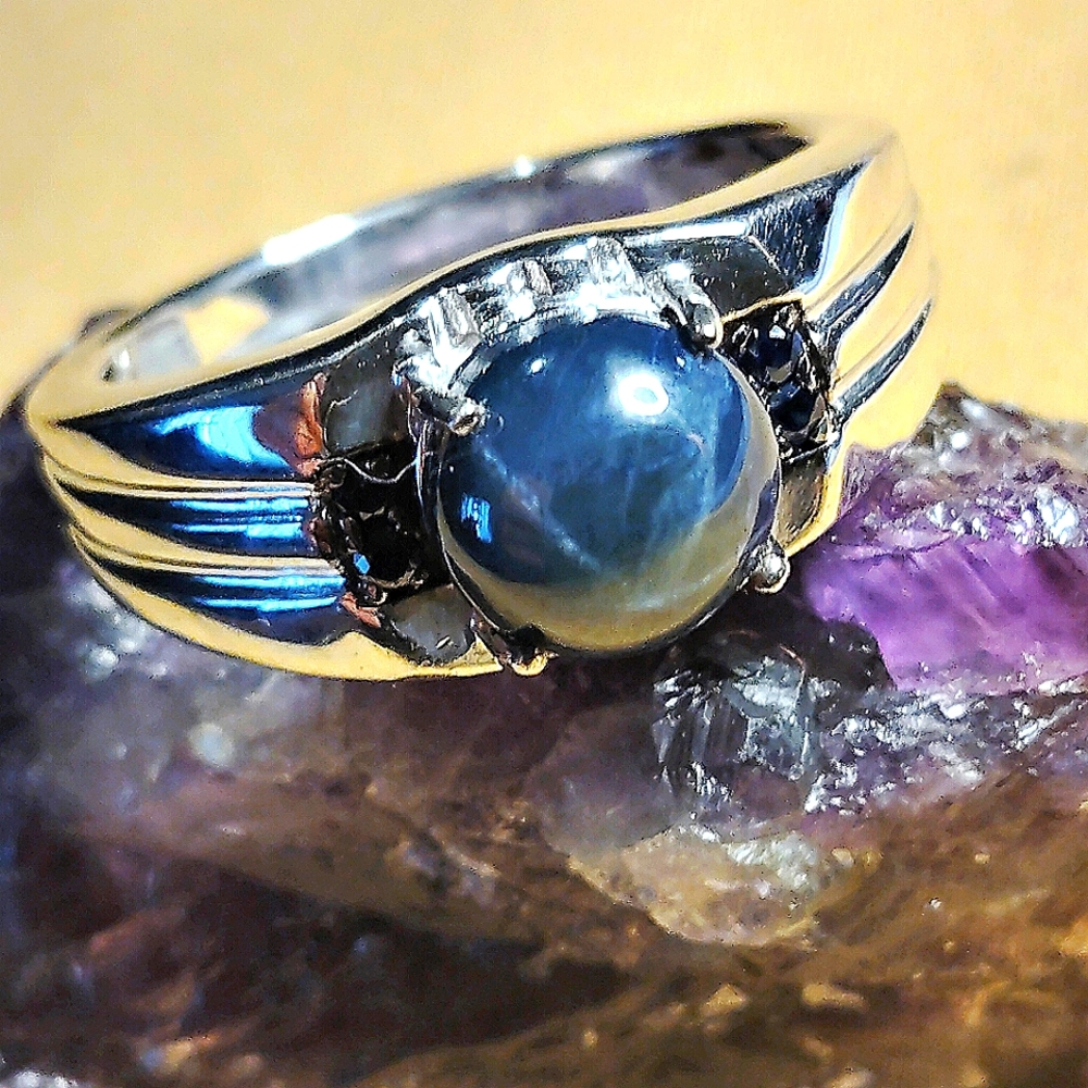 MEN'S - BIG, BLUE SAPPHIRE, RIBBED STERLING RING. SIZE 9 (R-23095164)